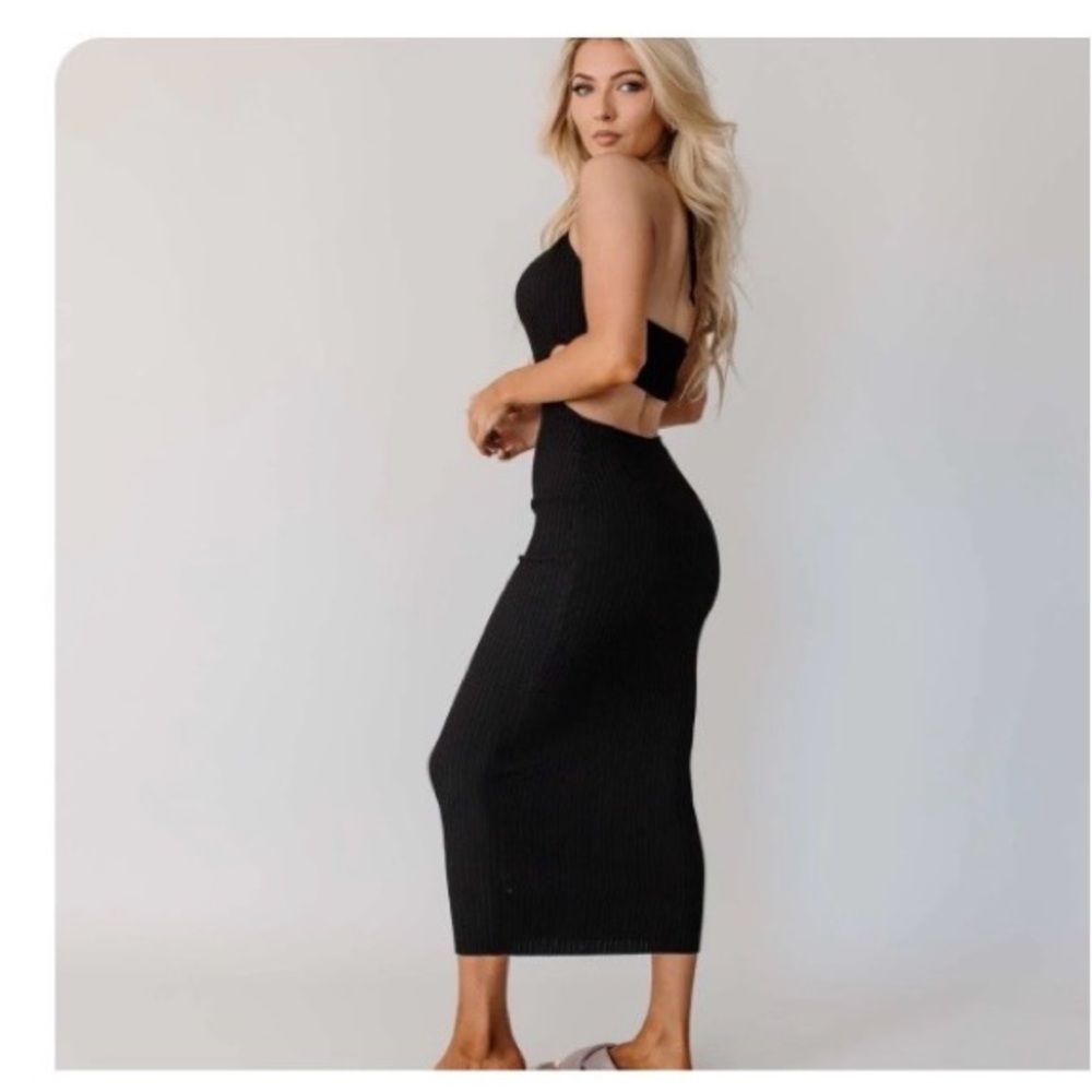 Chic Open back Black Dress - Picture 5 of 5